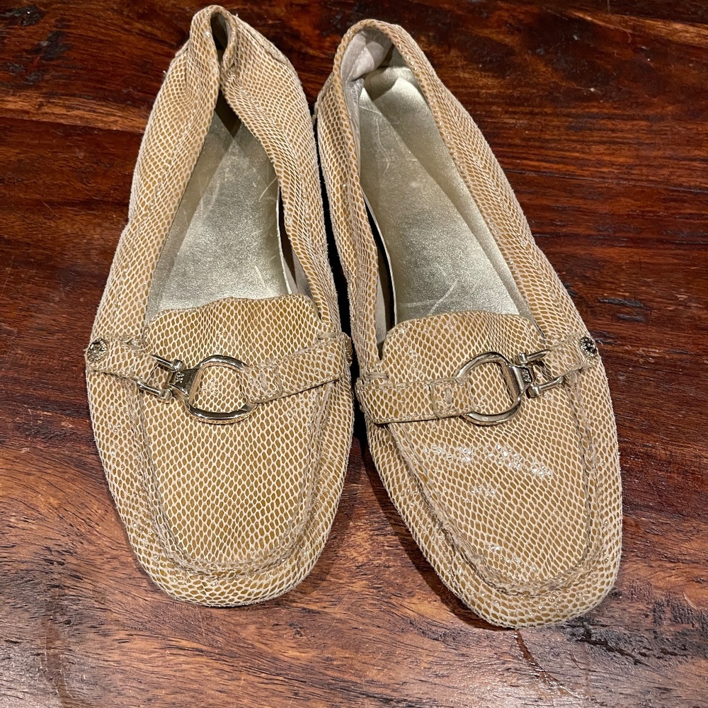 Anne Klein beige leather driving shoes